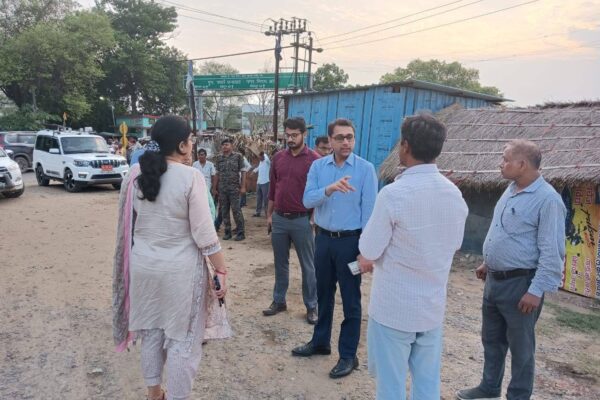 DM inspected Road construction work progress: चंदवा से गांगी होते हुए धरहरा तक नहर बांध पर पथ निर्माण कार्यों का DM ने किया निरीक्षण