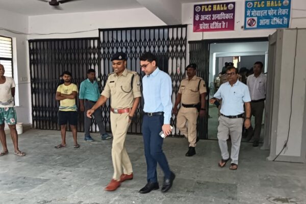 DM and SP review EVM warehouse: EVM- VVPAT के भंडारण, रख-रखाव एवं सुरक्षा की समीक्षा, DM व SP ने लिया जायज़ा