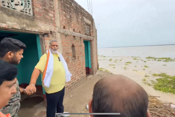 Pappu yadav visited Jawayiniya: कटाव से अस्तित्व की लड़ाई लड़ रहे जवइनिया गांव पहुँचे पूर्णिया सांसद पप्पू यादव, प्रभावित परिवारों को 20 हजार रुपये की आर्थिक मदद