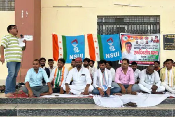 VKSU News: छात्रों की कई समस्याओं और प्रशासनिक लापरवाही को लेकर NSUI ने दिया महाधरना, कहा- जल्द कार्रवाई नहीं तो प्रदेश स्तर पर होगा आंदोलन