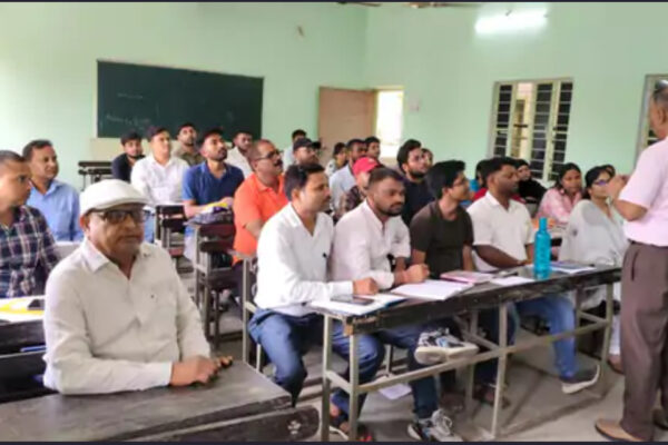 VKSU News: स्नातकोत्तर अर्थशास्त्र विभाग के शोधार्थियों के लिए व्याख्यान श्रृंखला, BHU के प्रो राकेश रमन ने समझाई शोध की बारीकियां