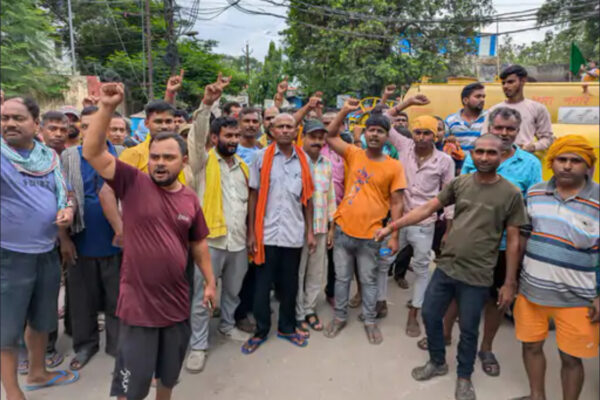 Auto Driver’s Strike: नगर निगम की बंदोबस्ती वसूली दुगना करने व अवैध वसूली के ख़िलाफ़ ऑटो चालकों की हड़ताल जारी, यात्रियों को हो रही परेशानी