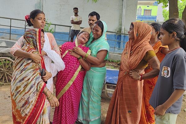 Crime News: घर के छज्जे की कुंडी से लटका मिला महिला का शव, बहन ने जताई दहेज हत्या की आशंका