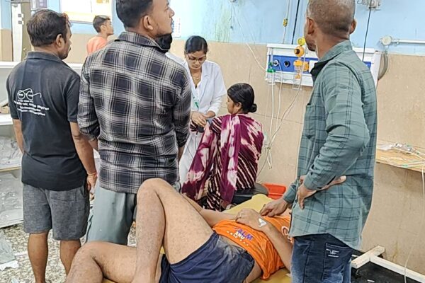 Road accident: कांवरियों से भरा पिकअप वैन अनियंत्रित होकर पलटा, 18 लोग घायल