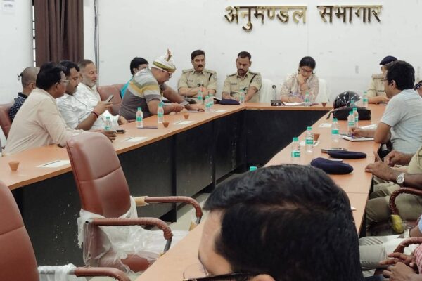 DM meeting: कृष्ण जन्माष्टमी व चेहल्लुम को लेकर शांति समिति की हुई बैठक