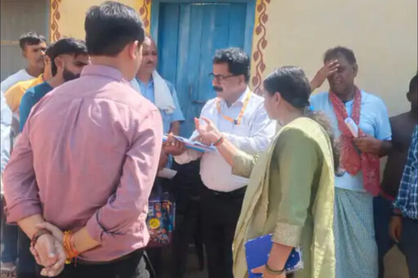 Rajaswa Mahaabhiyan: राजस्व एवं भूमि सुधार विभाग के अपर सचिव ने कोईलवर व उदवंतनगर अंचल का किया निरीक्षण, राजस्व महाअभियान के कार्यों का लिया जायज़ा