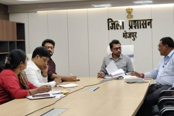 Rajaswa Mahabhiyan: DM ने किया आगामी राजस्व महाभियान की समीक्षा, कहा- 75 और 35 दिनों से लंबित दाखिल-खारिज के सभी मामलों का शीघ्र निष्पादन करें