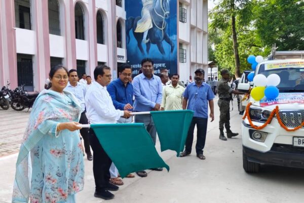 EVM- VVPAT Awareness: मतदाता जागरूकता के लिए हर विधानसभा में जाएगी मोबाइल डेमोस्ट्रेशन वैन, हरी झंडी दिखाकर डीडीसी गुंजन सिंह ने किया रवाना