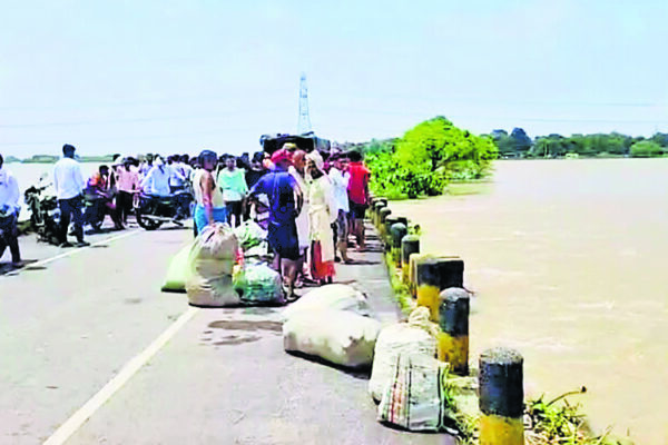 Drowned in flood: बाढ़ से खिलवाड़ युवक को पड़ा महँगा, रील बनाने में पानी के तेज बहाव में लापता
