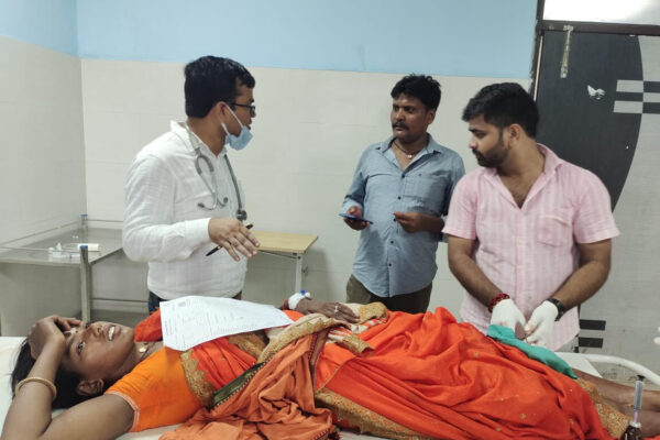 Attempted Suicide in affair: शादीशुदा महिला ने पड़ोसी के प्यार में ट्रेन के आगे लगाई छलांग, घायल अवस्था में लोगों ने पहुँचाया सदर अस्पताल