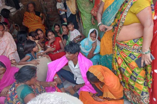 Prem Prasang: छोरी- छिपे प्रेमिका से मिलने पहुँचा युवक, परिजनो ने पकड़ा तो करा दी शादी